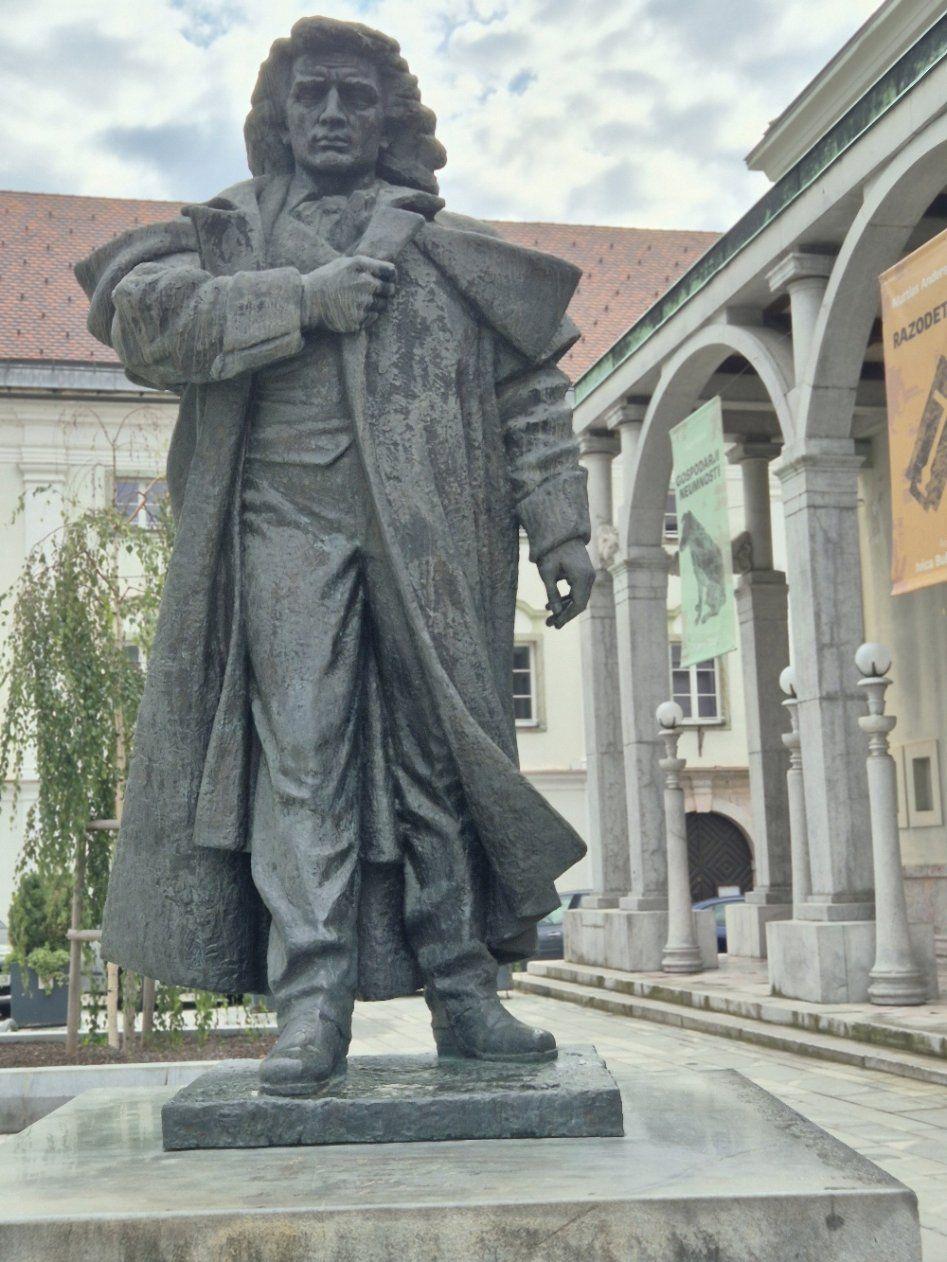 300-kip Franceta Prešerna pred Prešernovim gledališčem (Neta)